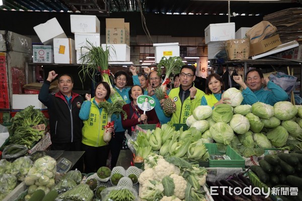 ▲ 游錫堃陪蔡適應到崁仔頂、果菜市場掃街拜票 贈送達摩祝福高票當選。（圖／記者郭世賢翻攝）