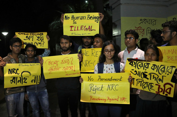 印度加爾各答（Kolkata）學生抗議《公民身分修正法案》（CAB）。（圖／路透）