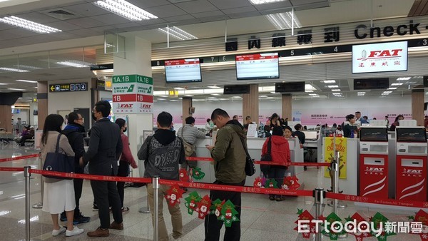 ▲▼遠東航空退票人潮。（圖／記者呂佳賢攝）