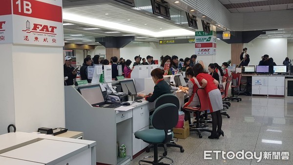 ▲▼遠東航空櫃台退票人潮。（圖／記者呂佳賢攝）