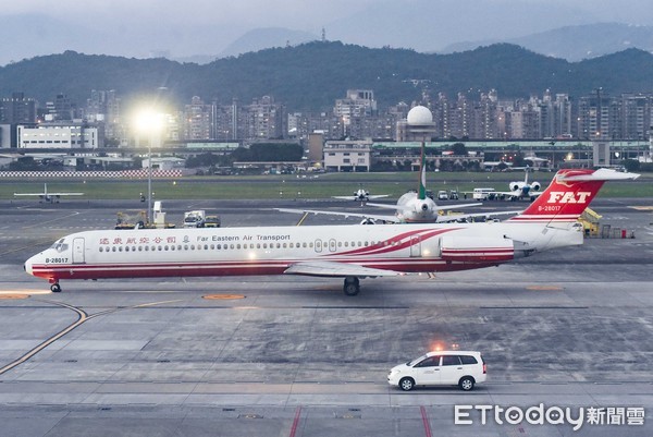 ▲▼遠東航空,遠航倒閉,遠航MD-82型客機落地滑行。（圖／記者李毓康攝）