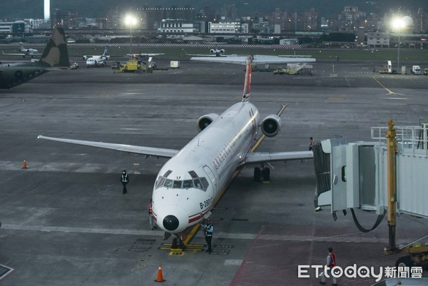 ▲▼遠東航空,遠航倒閉,遠航MD-82型客機落地滑行。（圖／記者李毓康攝）