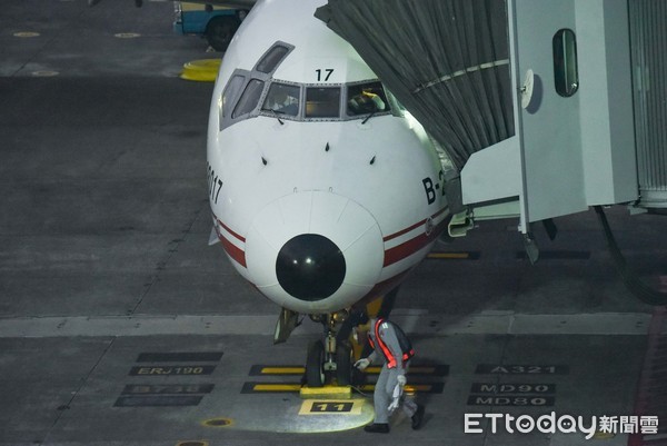 ▲▼遠東航空,遠航倒閉,遠航MD-82型客機落地滑行。（圖／記者李毓康攝）