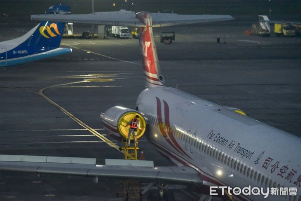 ▲▼遠東航空,遠航倒閉,遠航MD-82型客機落地滑行。（圖／記者李毓康攝）