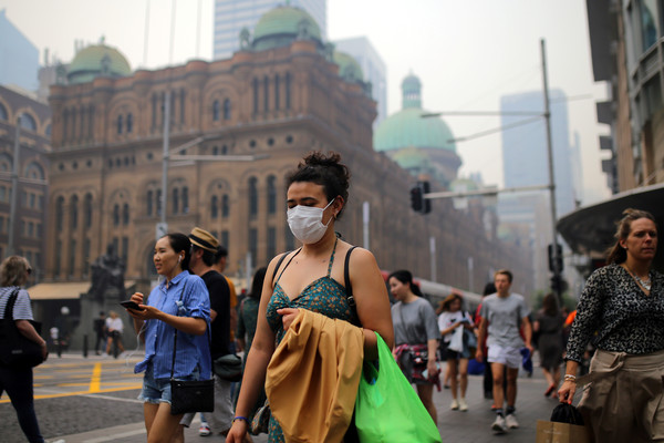 ▲雪梨2萬人走上街頭抗議野火、空氣汙染。（圖／路透）