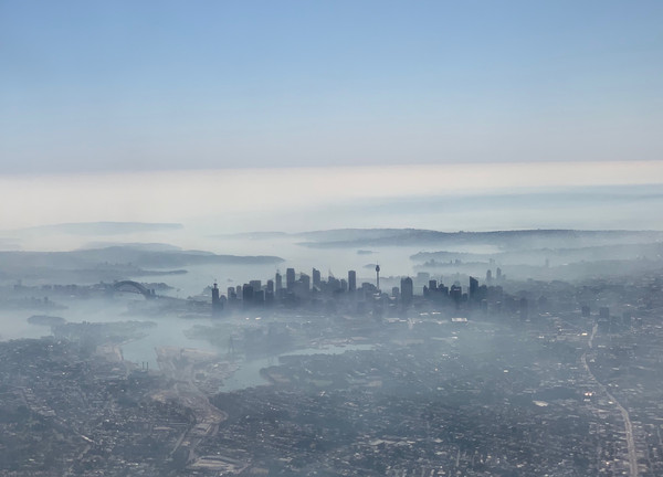 ▲澳洲野火延燒，雪梨被煙霾環繞。（圖／路透）