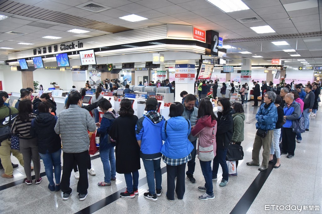 ▲▼遠東航空,遠航倒閉,松機遠航櫃檯民眾排隊辦理退票。（圖／記者李毓康攝）