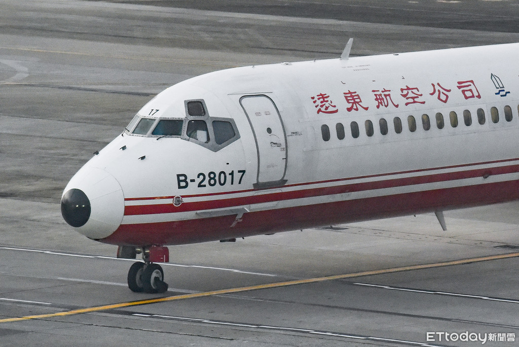 ▲▼遠東航空,遠航倒閉,遠航MD-82型客機落地滑行。（圖／記者李毓康攝）