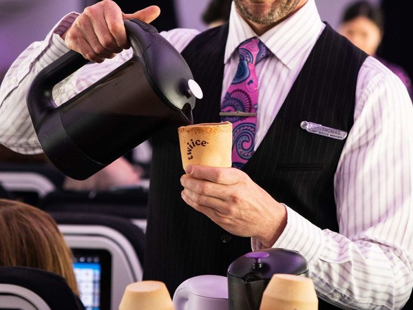 ▲紐西蘭航空可食用香草口味咖啡杯用創意落實環保。（圖／記者陳涵茵攝）