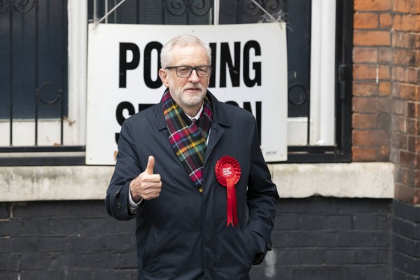 ▲工黨領袖柯賓（Jeremy Corbyn）12月12日在投票所前。（圖／達志影像／美聯社）
