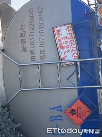 ▲▼台中港南堤有化學槽車翻覆，警消到場戒護。（圖／記者李忠憲翻攝）