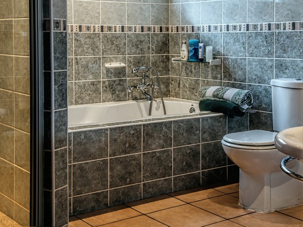 ▲▼浴缸,浴室,廁所,磁磚。（圖／pixabay）
