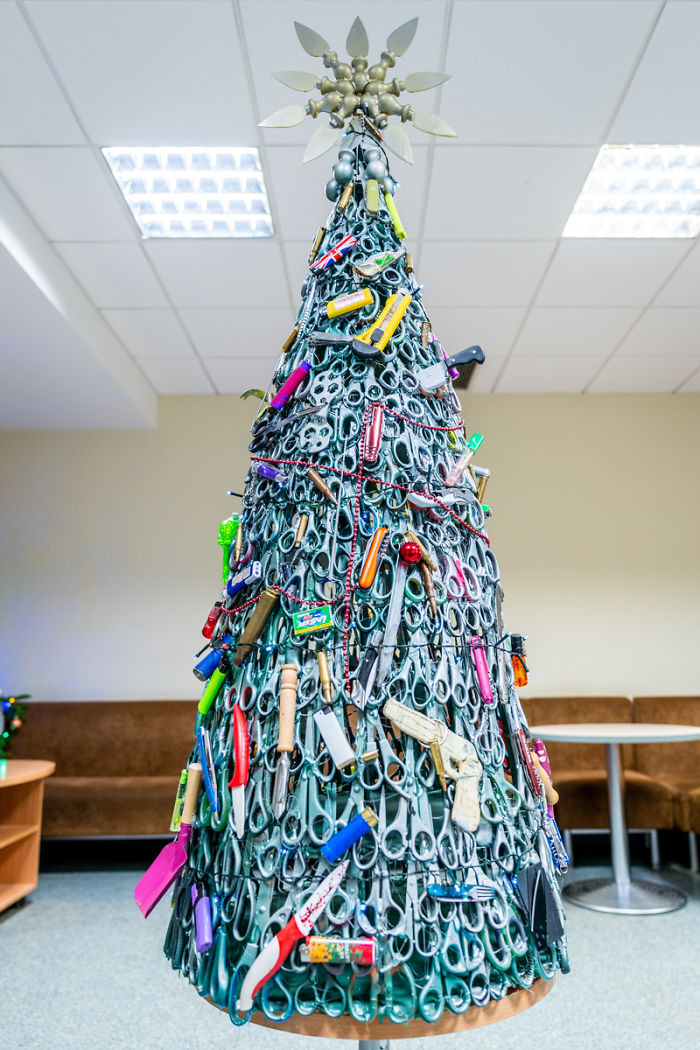 立陶宛維爾紐斯機場違禁品聖誕樹（圖／翻攝自https://www.15min.lt/）