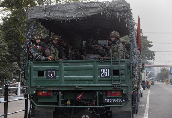 ▲印度軍隊準備前往阿薩姆邦首府古瓦哈提（Gauhati），2019年12月12日。（圖／達志影像／美聯社）