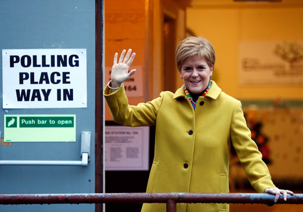 ▲蘇格蘭民族黨（SNP）黨魁、蘇格蘭首席大臣施特金（Nicola Sturgeon）12日投票結束以後在投票所前。（圖／路透）
