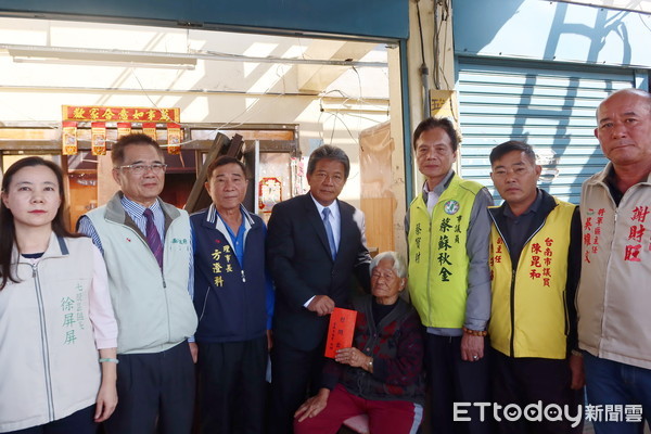 ▲台南七股阿嬤老年喪子遺留兩孫，台南市議會議長郭信良率員前往慰問。（圖／記者林悅翻攝）