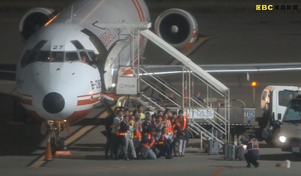 ▲▼以為是末班機悲傷拍「畢業照」 遠航空服員眼淚白流。（圖／東森新聞）