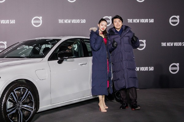 ▲郎朗和吉娜穿羽絨外套走紅毯。（圖／翻攝自微博／沃爾沃汽車VolvoCars）