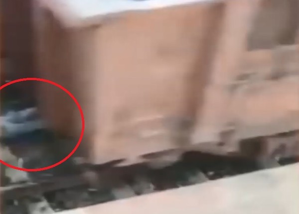 ▲▼印度少年躺鐵軌躲火車，奇蹟存活。（圖／翻攝自YouTube／G2G Play）