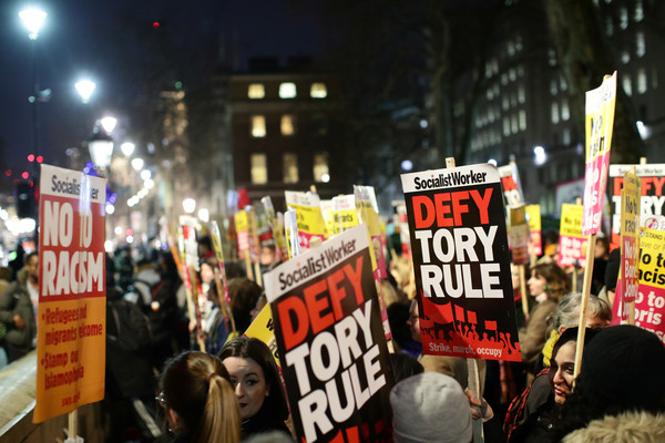 ▲▼ 英國保守黨贏得大選，倫敦數百人示威遊行。（圖／路透）