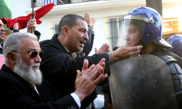 ▲阿爾及利亞示威者12月11日走上首都阿爾及爾（Algiers）街頭，抵制總統大選投票。（圖／路透）