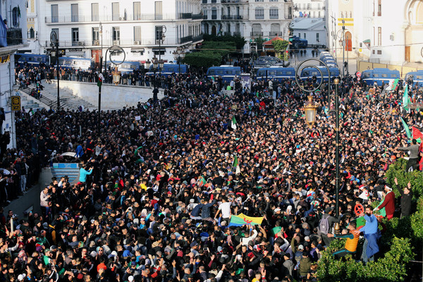 ▲阿爾及利亞示威者12月12日走上首都阿爾及爾（Algiers）街頭，抵制總統大選投票。（圖／路透）