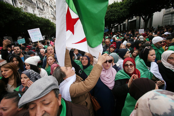 ▲阿爾及利亞示威者12月13日走上首都阿爾及爾（Algiers）街頭，抗議總統大選結果。（圖／路透）