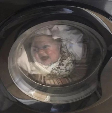 ▲男網友以為寶寶被關進洗衣機，走近看才發現糗大。（圖／翻攝自Saxon）
