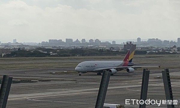 ▲桃園機場戶外觀景台可就近觀賞全球最大的A380客機起降。（圖／記者沈繼昌攝）