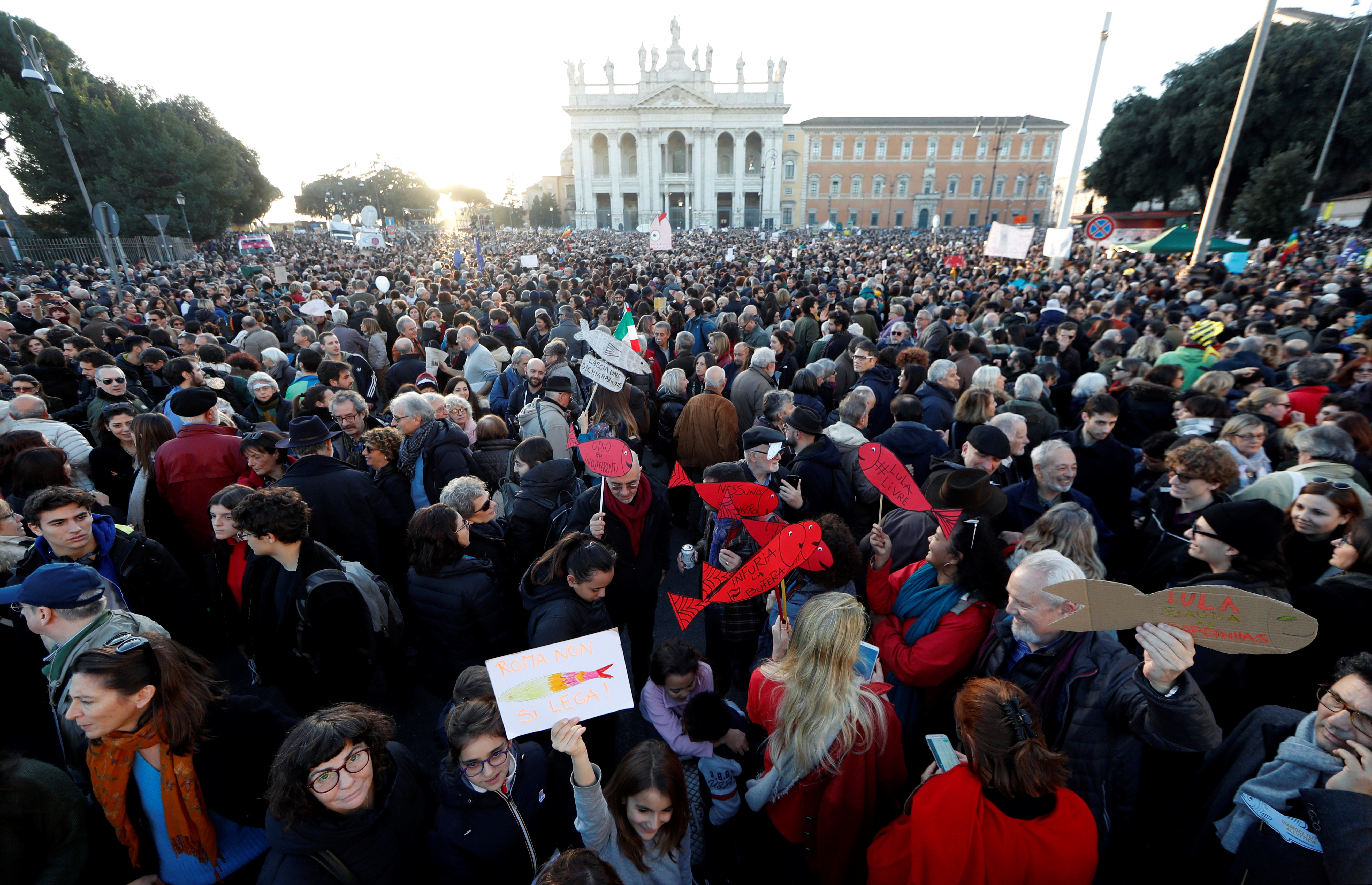 ▲▼義大利反極右翼示威「沙丁魚運動」　4萬人齊聚羅馬：反對法西斯主義。（圖／路透）