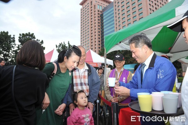 ▲ 新北「耶誕惜食分享節」熱鬧登場 副市長吳明機化身果雕職人。（圖／新北市農業局提供）