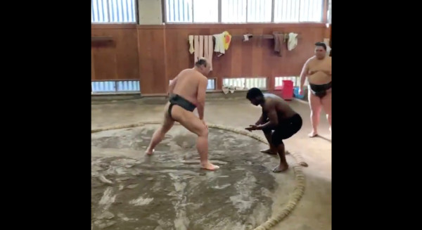 ▲普伊格跟日本選手練習相撲。（圖／翻攝自大聯盟官網）