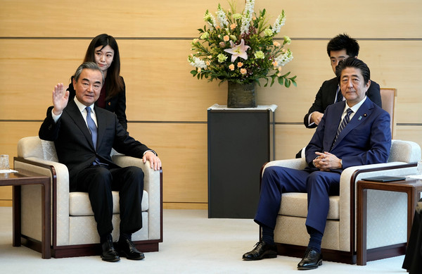 ▲▼中國外交部長王毅與日本首相安倍晉三會晤。（圖／路透）