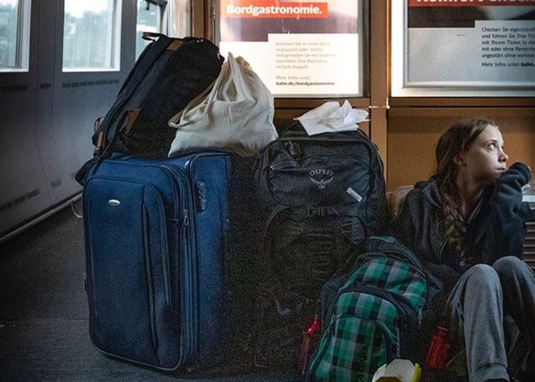 ▲▼瑞典環保少女桑伯格（Greta Thunberg）上傳她坐在火車地板的相片。（圖／翻攝自推特／Greta Thunberg）