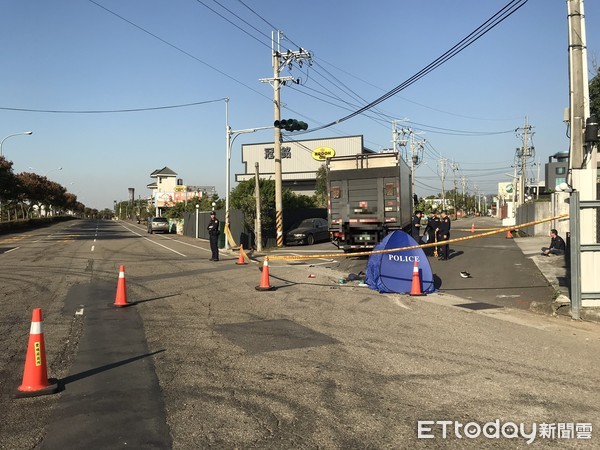 ▲▼強烈撞擊力道讓現場灑滿機車零件、電池、安全帽及拖鞋。