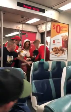 火車男持刀男遇「一群聖誕老人」　遭爆打制伏滿臉血…17秒驚險影片曝。（圖／翻攝「@kayla__jaclyn」推特）