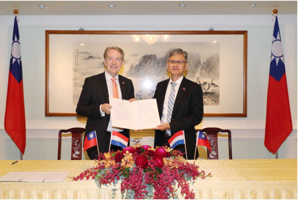 ▲▼台灣與荷蘭簽署「青年度假打工簽證」備忘錄。（圖／翻攝自中華民國外交部）