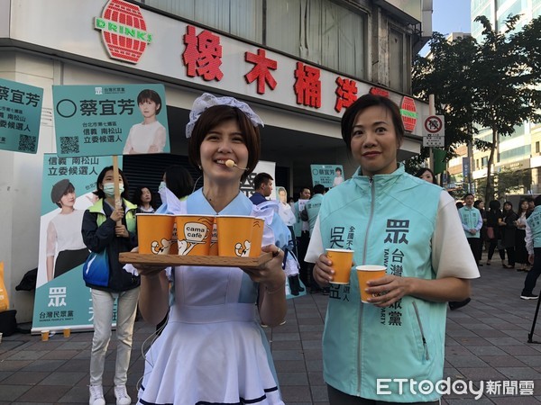 女僕裝蔡宜芳、吳欣盈街頭送咖啡　新光員工到場應援 | ETtoday新聞