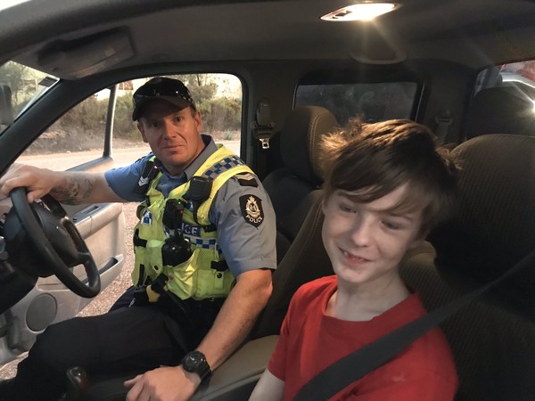 ▲澳洲12歲男孩盧卡斯（Lucas Sturrock）抓起愛犬，駕駛哥哥的福特Ranger飆速逃離森林大火。（圖／翻攝Twitter@DalwallinuPol）