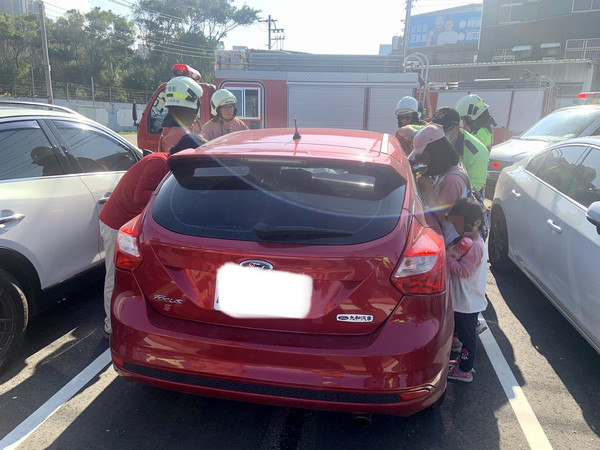 ▲大風吹…車門瞬間關上+上鎖　傻眼媽急求救：女兒還在裡面睡覺。（圖／記者陳凱力翻攝）