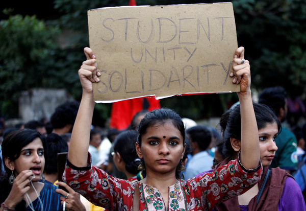 ▲印度新德里民眾16日持續集結國立伊斯蘭大學（Jamia Millia Islamia University）外示威，反對《公民身分修正法》（CAA）。（圖／路透）