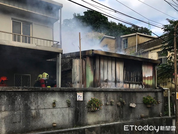 ▲ 金山老街製作「拔絲地瓜」過程引發火勢 整間廚房全燒毀。（圖／記者郭世賢攝）