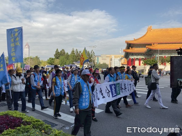 ▲▼     農漁民怒丟花生嗆「陳吉仲下台」  。（圖／記者崔至雲攝）