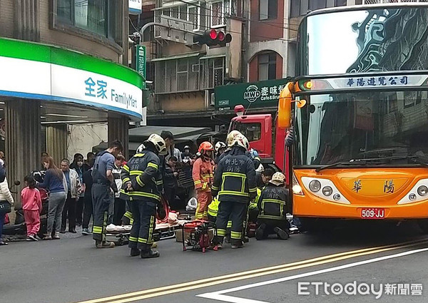 ▲汐止區茄苳路口17日下午發生一起遊覽車輾少女手臂車禍。（圖／記者張君豪翻攝）