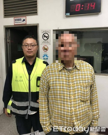  ▲台南市善化警分局新市分駐所所長楊宗浩、警員邱泓仁、楊忠霖，發現該老翁疑似迷途找不到回家的路，經以人臉辨識系統查明身分，通知家屬平安領回。（圖／記者林悅翻攝，下同）