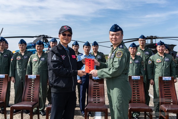 嚴部長視導空軍部隊　慰勉捍衛空防辛勤奉獻。（圖／軍聞社）