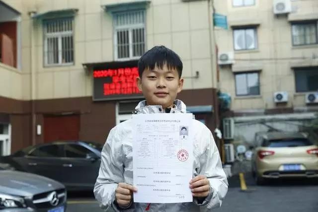 ▲「鷹爸」何烈勝之子「裸跑弟」何宜德。（圖／翻攝自《錢江晚報》微信公眾號）