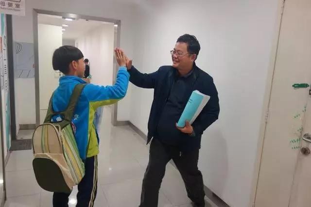 ▲「鷹爸」何烈勝之子「裸跑弟」何宜德。（圖／翻攝自《錢江晚報》微信公眾號）