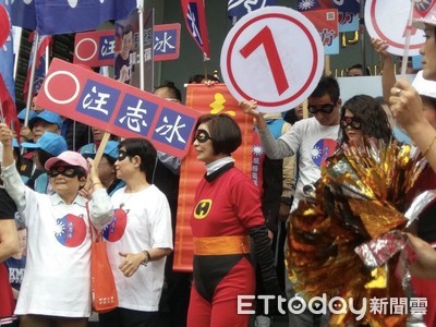 北市立委抽籤！候選人奇裝異服　「超人特攻隊、雞、兔、籠」吸睛