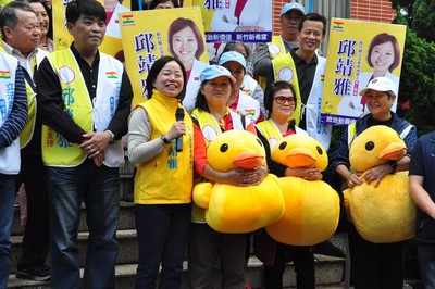 送保鮮盒遭約談　邱靖雅反擊：有本事，請去動有錢有勢的